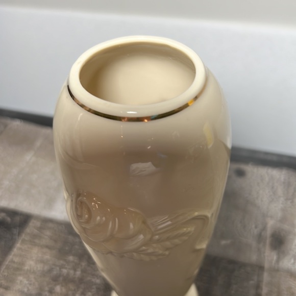 Vintage 80's Porcelain Lenox Vase 24K Trim Hand Crafted in Thailand - Picture 3 of 7